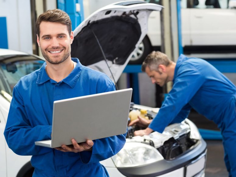 zwei Mechaniker, die die Reparatur und Wartung durchführen bei TOP Markenspezialist Autohaus Bütje, Spezialist für alle Marken in Umgebung Cuxhaven, Bremerhaven, Geestland, Nordenham, Hemmoor, Otterndorf, Schiffdorf, Loxstedt, Hagen im Bremischen, Cadenberge. Wurster Nordseeküste