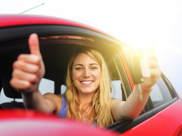 Gut gelaunte Frau, die den Daumen nach oben streckt, nachdem Autohaus Bütje ihr die Inzahlungnahme angenehm gestaltet hat.
