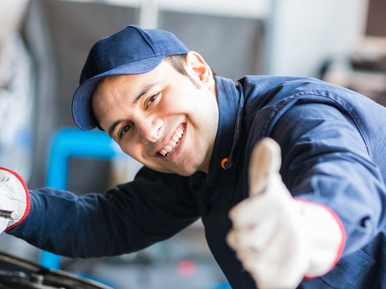 Fröhlicher Mechaniker von Autohaus Autohaus Bütje der seinen Daumen nach oben streckt. TOP Markenspezialist in alle Marken