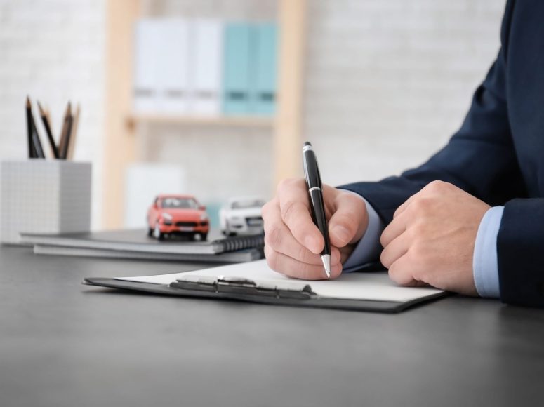 Kunde von Autohaus Bütje TOP Markenspezialist für alle Marken unterzeichnet eine Neuwagen-Vollmacht.